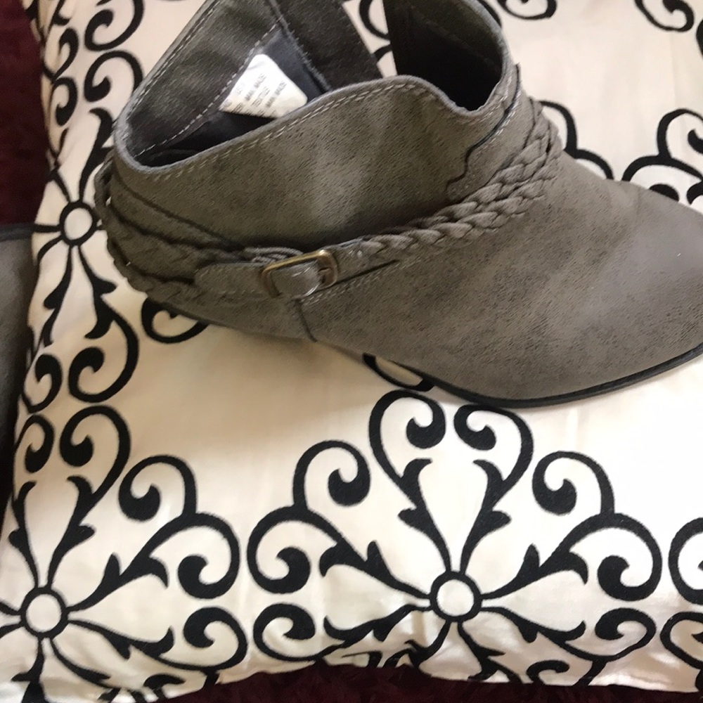 Low cut boots